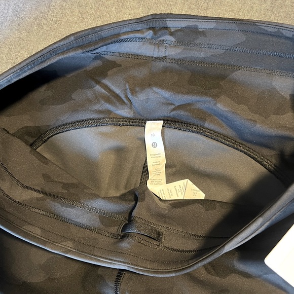 ** NEW** LULULEMON 3/4 legging black camo - Picture 2 of 6